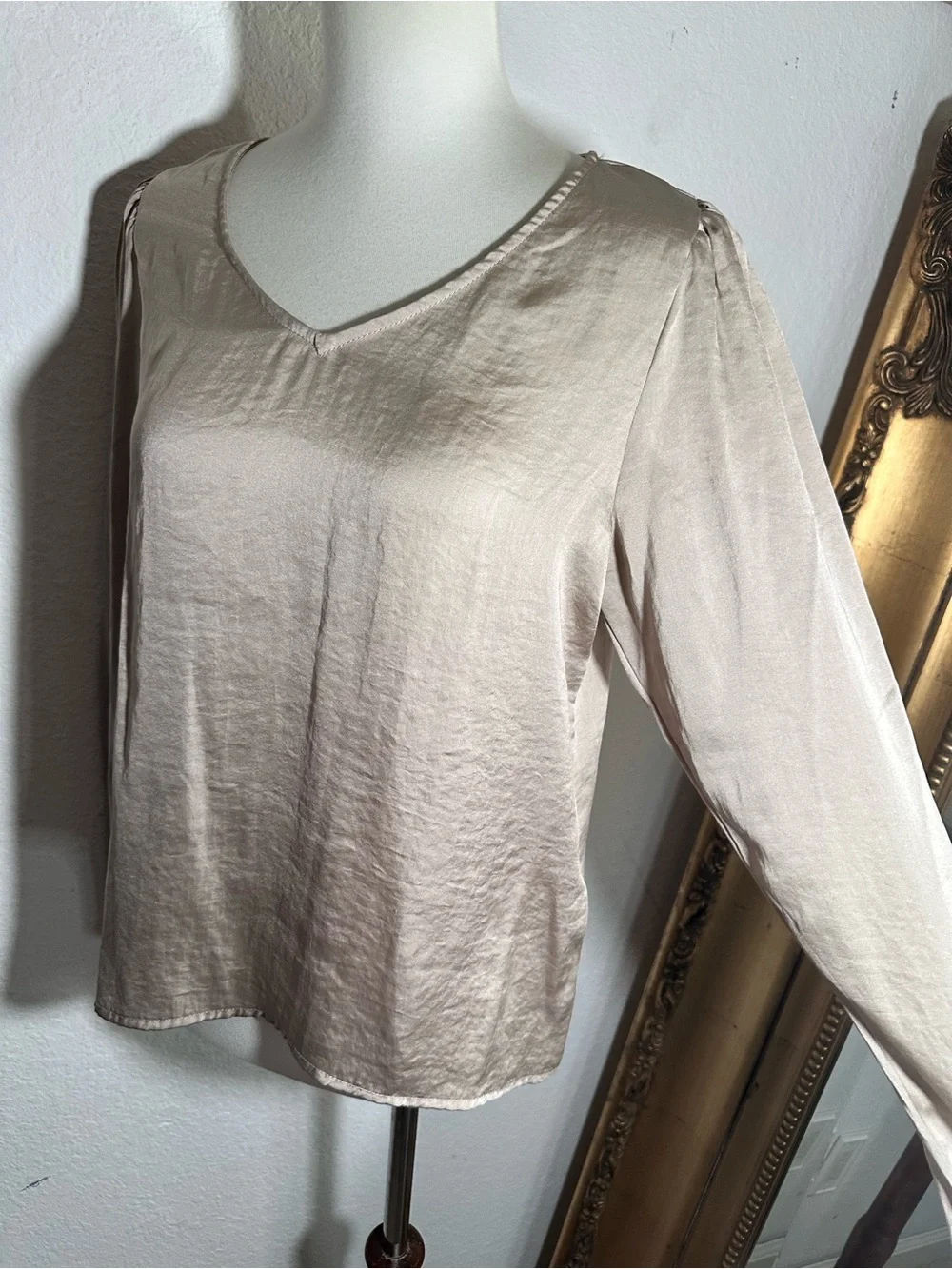 Carmen Carmen Marc Valvo Satin Foil Taupe Long Sleeve V Neck Blouse Size Small - Picture 3 of 8